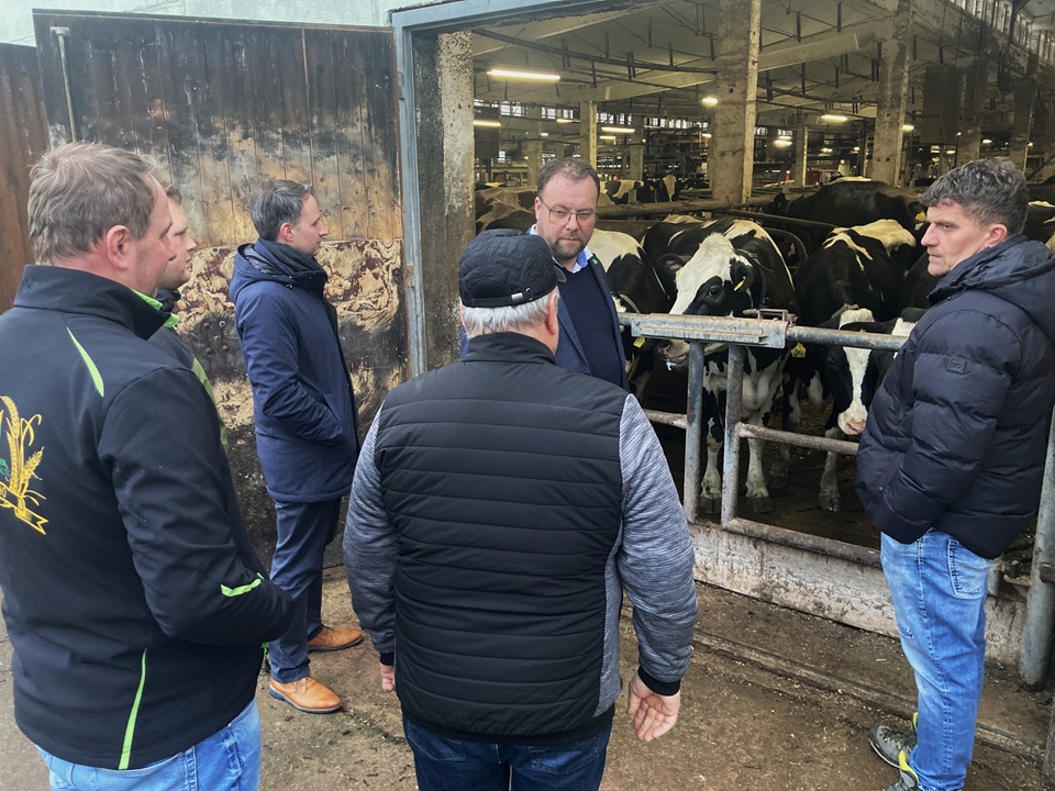 Staatsekretär Marcus Malsch und Landtagsabgeordneter Andreas Bühl im Gespräch mit den Landwirten des Ilm-Kreises